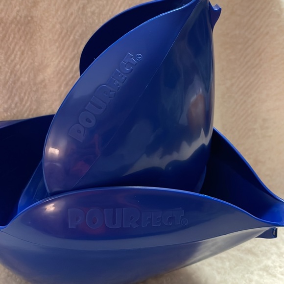 New POURfect Set of 2 Spill Poof Bowls w/Measurements inside of bowl - Picture 3 of 8